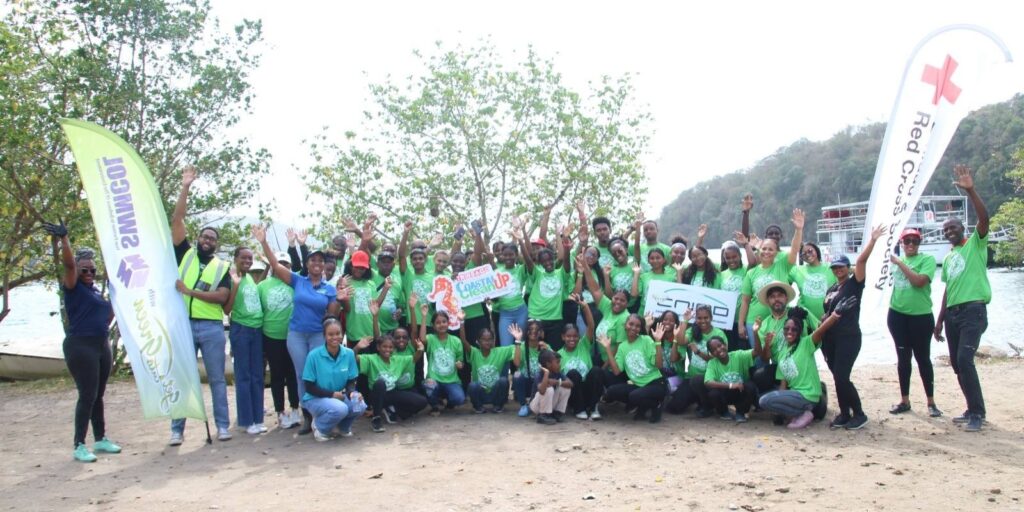Students beach clean up